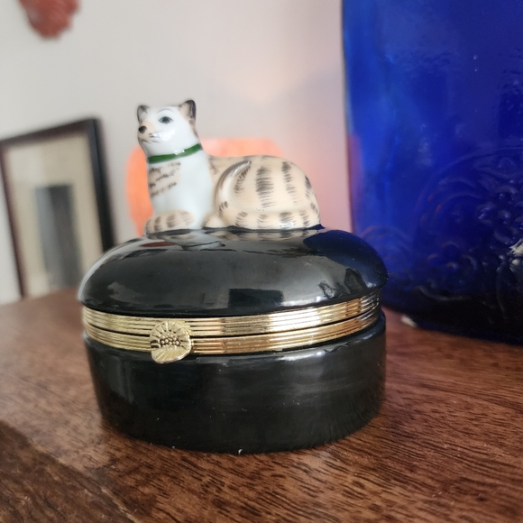 Beautiful Porcelain Japanese Ormolu Trinket Cat Jewelry Box - Picture 8 of 8